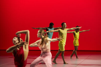 in c_sasha waltz guests_terry riley_ensemble 4_jo glinka 2021