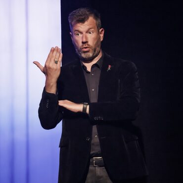 Een gebarentolk op het podium