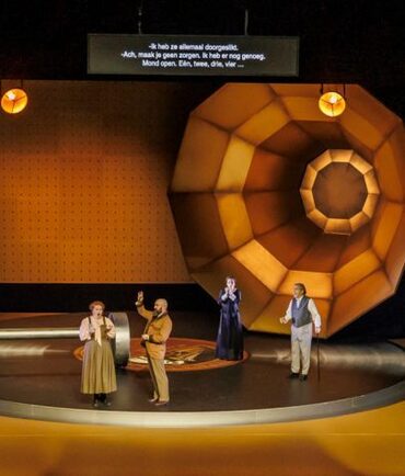 Boventitelting slechthorend PLT theater