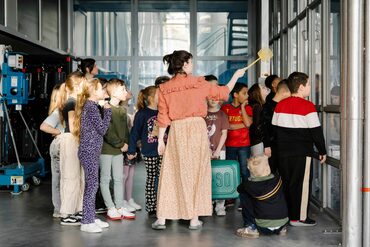 De kinderen doen een Theaterondektocht en hen wordt de weg gewezen.