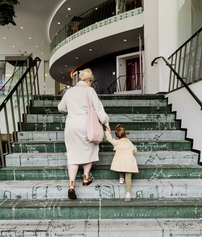Vrouw met kleind jeugdtheater