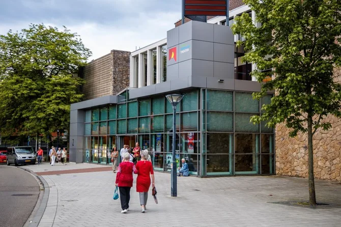 Toon Hermans Theater Sittard met mensen2