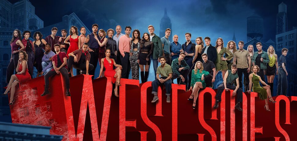 Alle 36 castleden van West Side Story staan bovenop het woordlogo.
