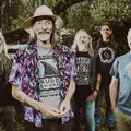Alle 5 de bandleden van Hawkwind op 1 foto