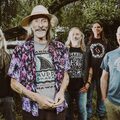 Alle 5 de bandleden van Hawkwind op 1 foto