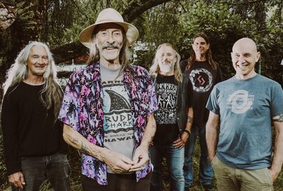 Alle 5 de bandleden van Hawkwind op 1 foto