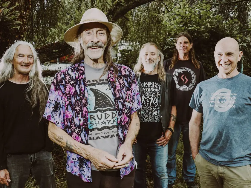 Alle 5 de bandleden van Hawkwind op 1 foto