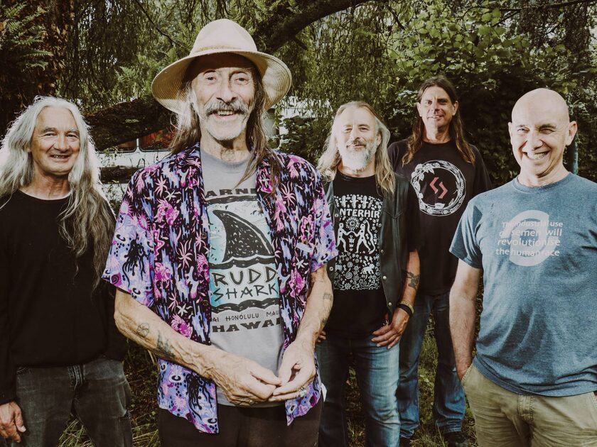 Alle 5 de bandleden van Hawkwind op 1 foto