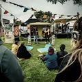 Open podium van Tekstverslaafd op een festivalterrein.