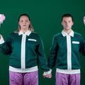 Een man en vrouw met identieke kleding houden elkaars hand en een suikerspin vast.