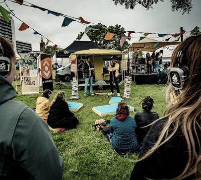 Open podium van Tekstverslaafd op een festivalterrein.