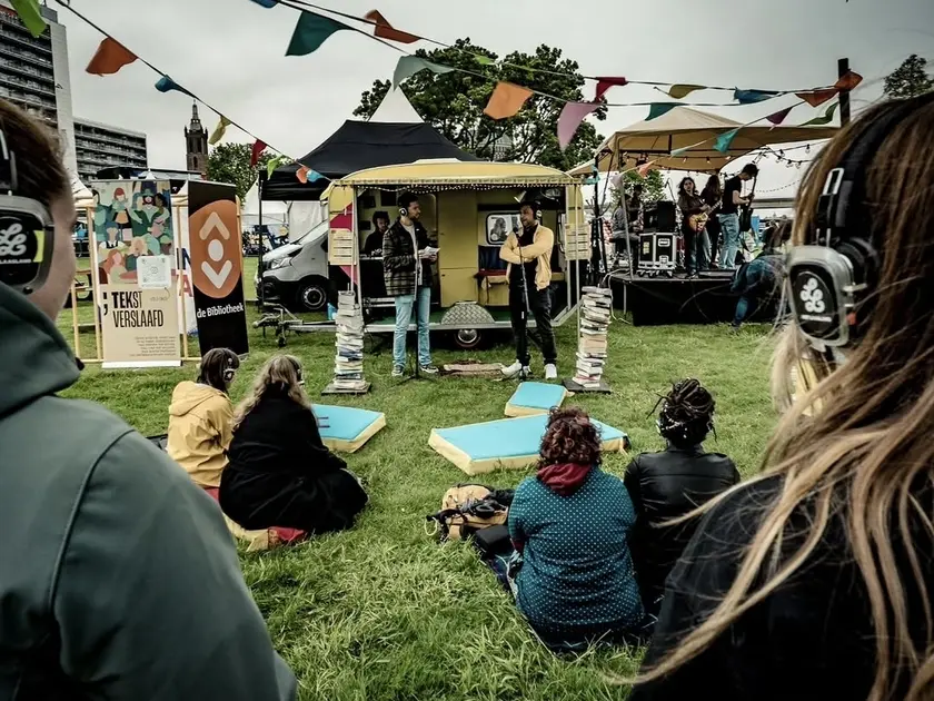 Open podium van Tekstverslaafd op een festivalterrein.