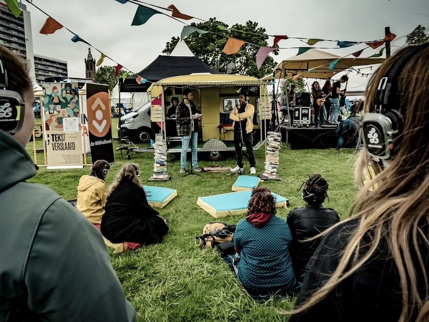 Open podium van Tekstverslaafd op een festivalterrein.