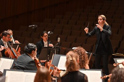 LPO RFH 011221 1069 Principal Guest Conductor Karina Canellakis and London Philharmonic Orchestra c Mark Allan