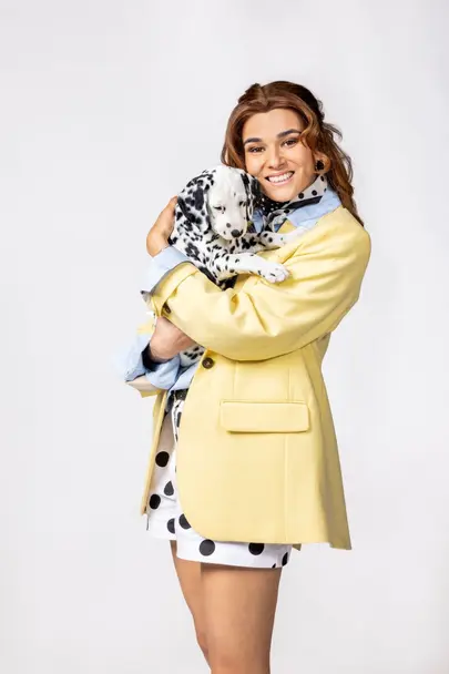 Shanna Slaap poseert met een Dalmatiër puppy.