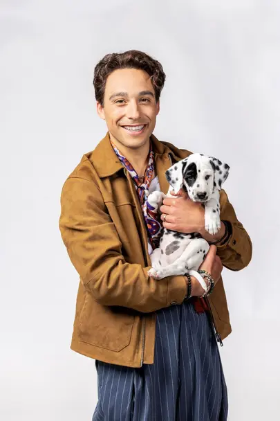 Samir Hassan poseert met een Dalmatiër puppy.