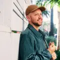 Afbeelding Matt Simons liggend