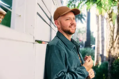 Afbeelding Matt Simons liggend