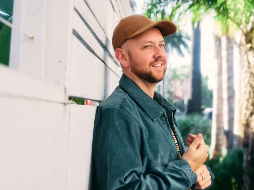 Afbeelding Matt Simons liggend