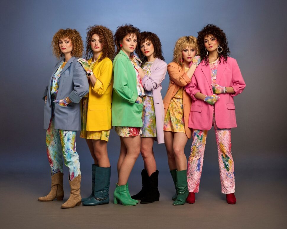 Groepsfoto van de zes actrices die de leden van de Dolly Dots spelen.